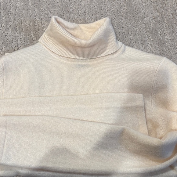 100% cashmere Cream Turtleneck Sweater - Picture 4 of 4